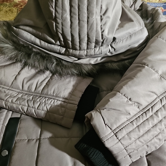 NWT Susan Graver Taupe Quilted Puffer Coat with Faux Fur Hood (Medium) - Picture 7 of 10